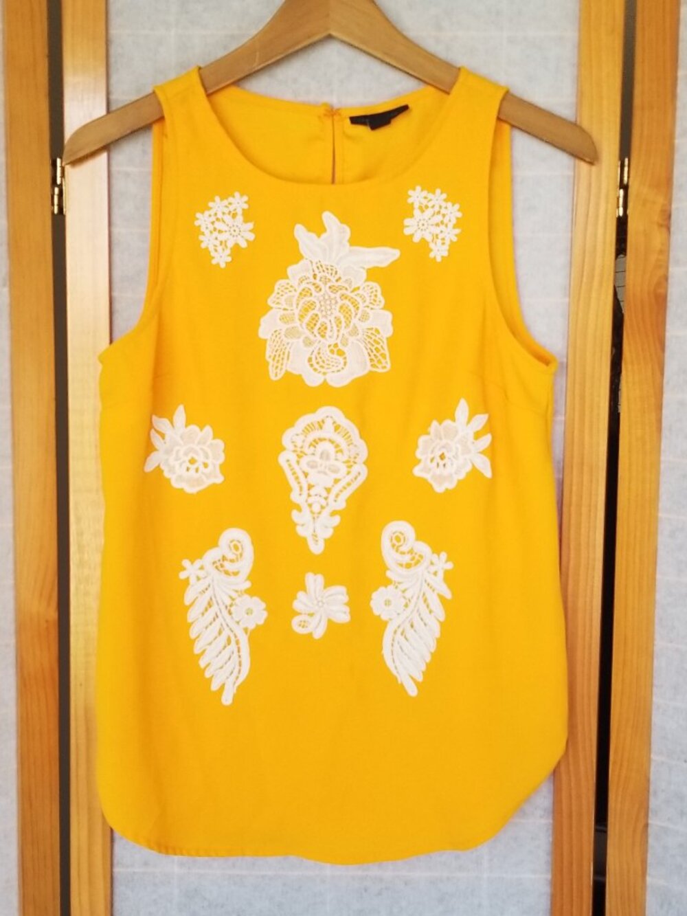 Victoria Beckham x Target Yellow Sleeveless Top Size Small White Lace